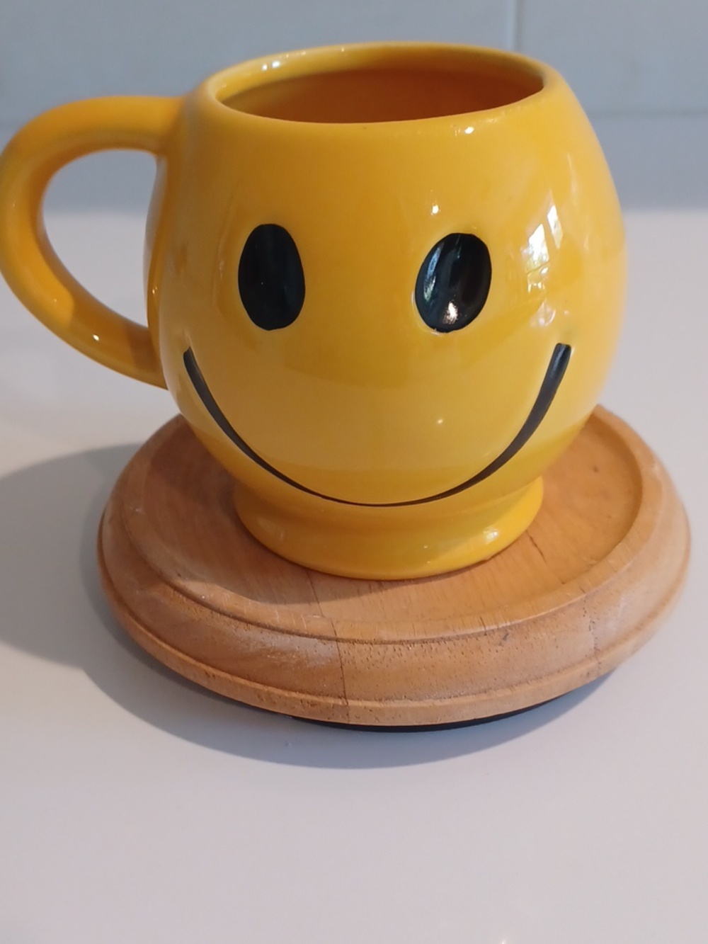 Vintage McCoy USA Pottery Yellow Smiley Face Mug - Picture 3 of 10